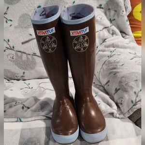 Xtratuf salmon sisters